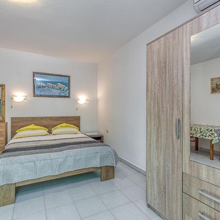Apartments Bastovanovic Ровин Екстериор снимка
