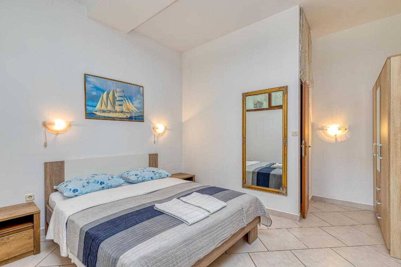 Apartments Bastovanovic Ровин Екстериор снимка