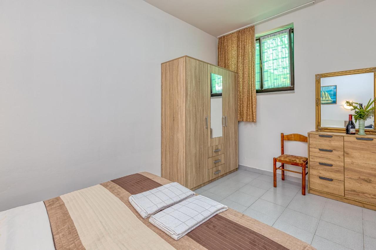 Apartments Bastovanovic Ровин Екстериор снимка