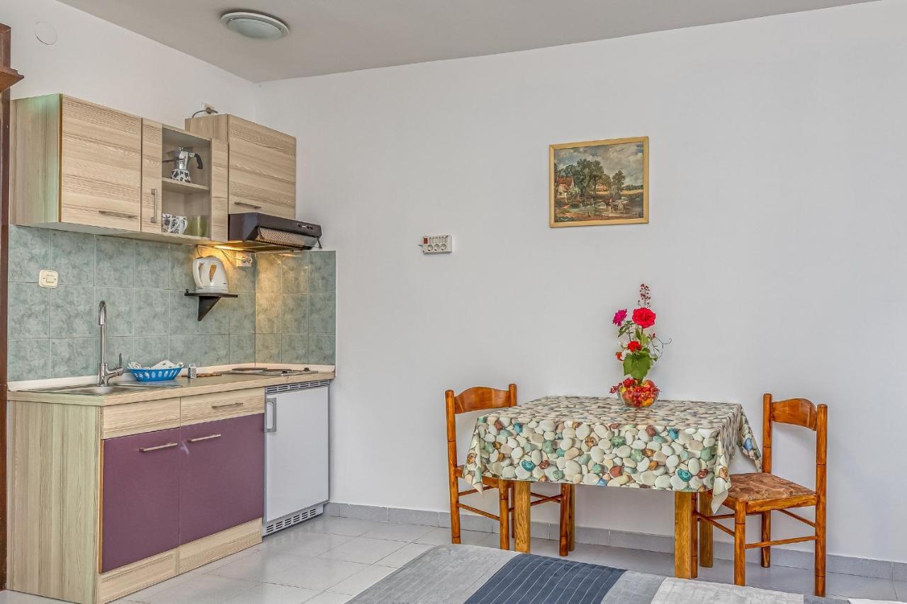 Apartments Bastovanovic Ровин Екстериор снимка