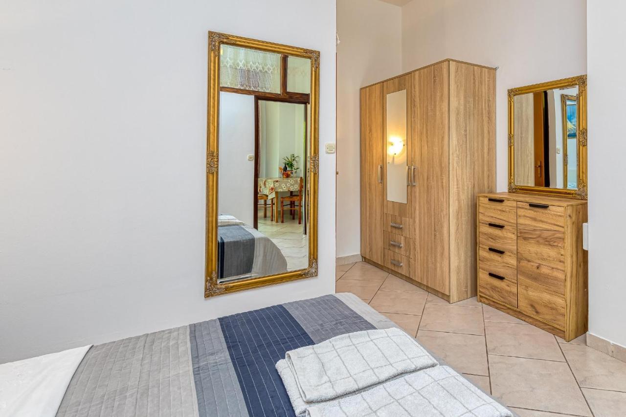 Apartments Bastovanovic Ровин Екстериор снимка