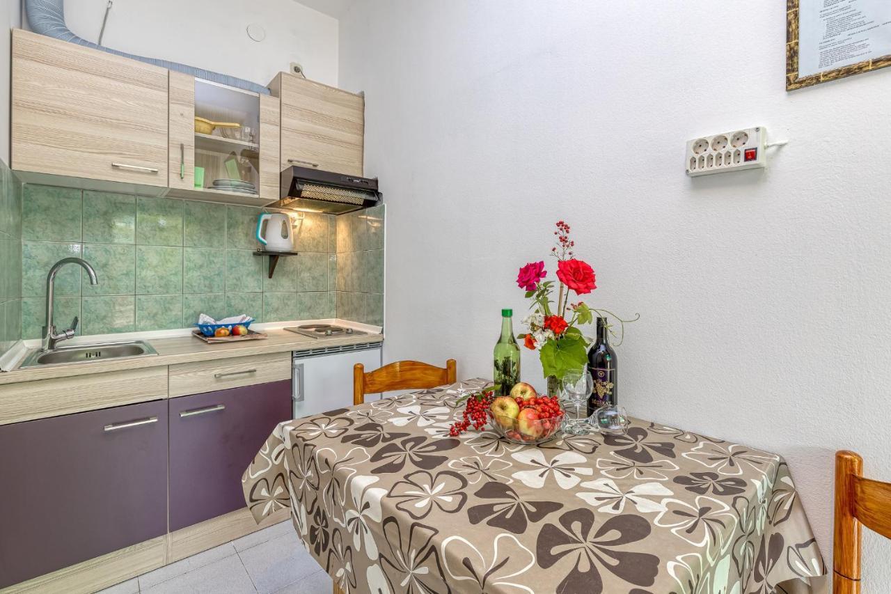 Apartments Bastovanovic Ровин Екстериор снимка