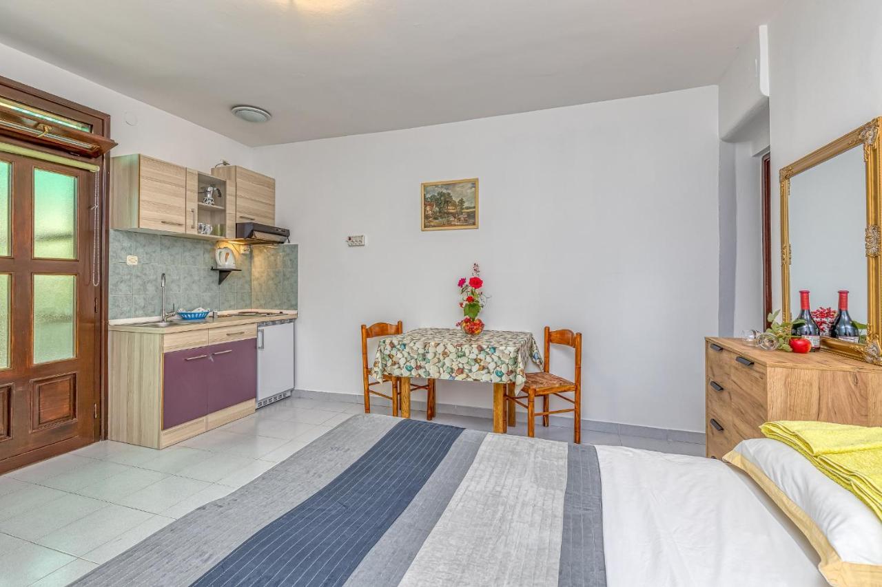Apartments Bastovanovic Ровин Екстериор снимка